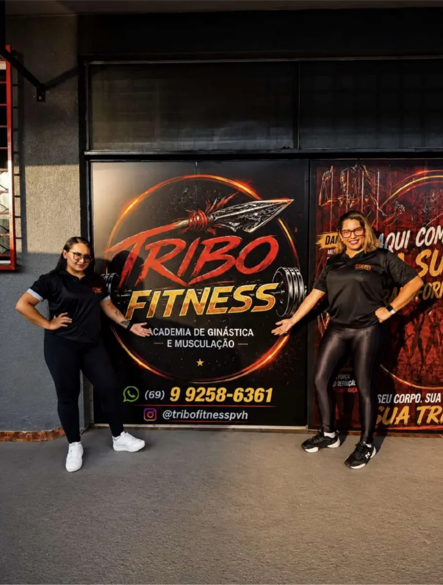 Equipe da Tribo Fitness na entrada da academia
