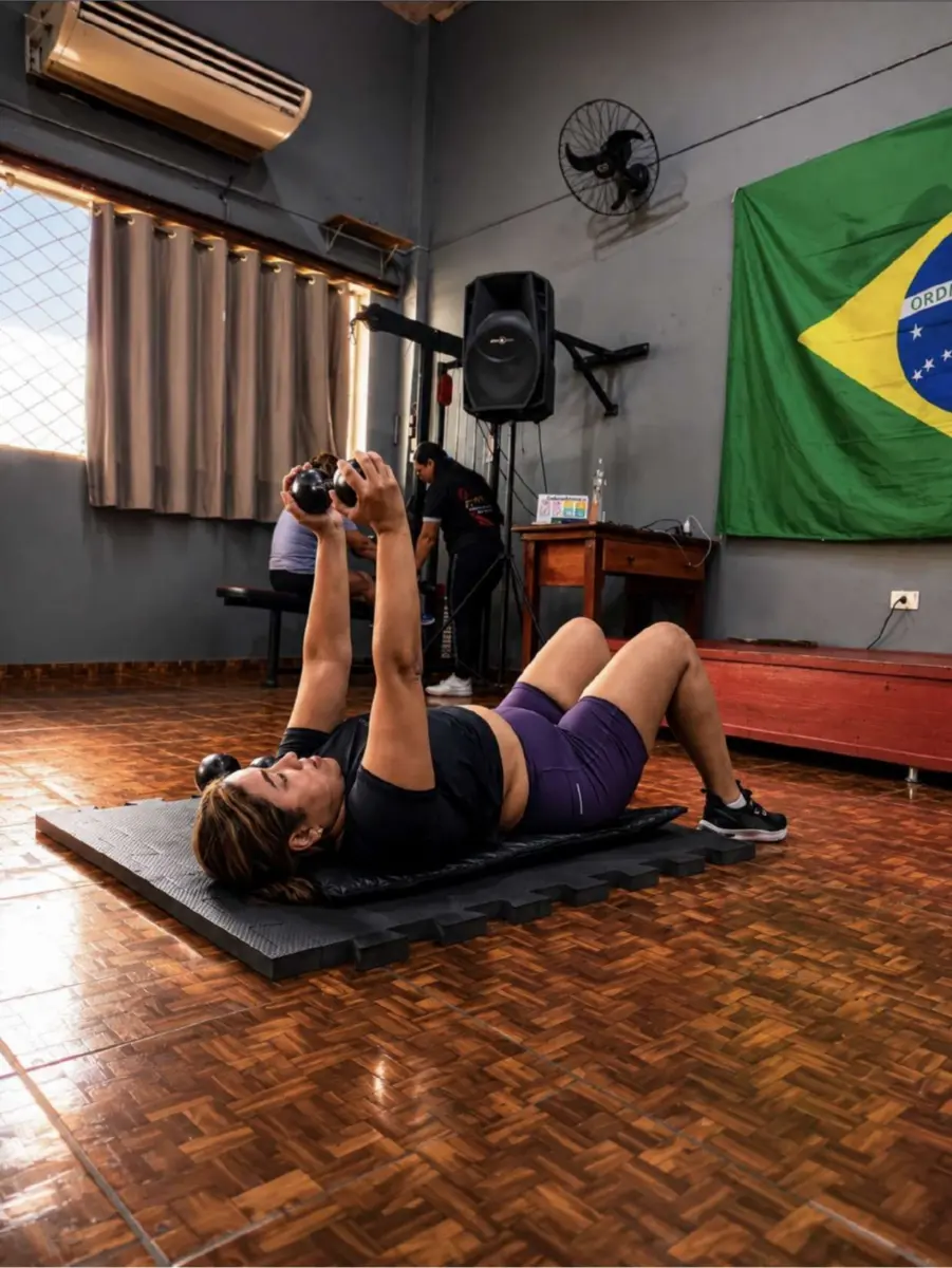 Treino com pesos livres na Tribo Fitness